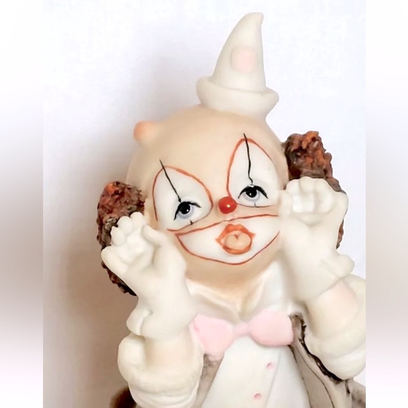 Giuseppe Armani Vintage Clown
Sitting on a Balloon Porcelain Figurine - Picture 5 of 8